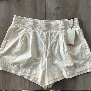 Womens Calia journey collection high rise short 4’ inseam Large in butter yellow